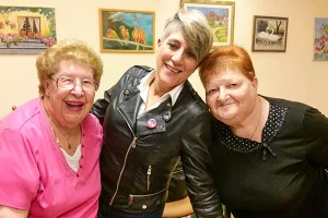 הדיירים נהנים בהופעה של סי היימן